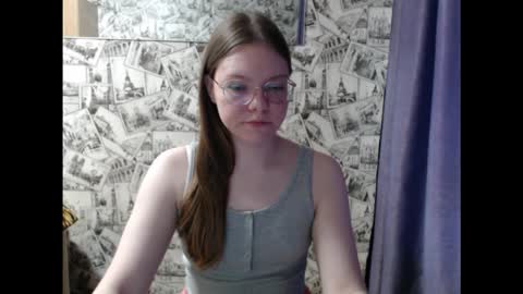 Snapshot of honey_mood chatting on October 13, 7:55 am Lina online show from October 13, 7:55 am