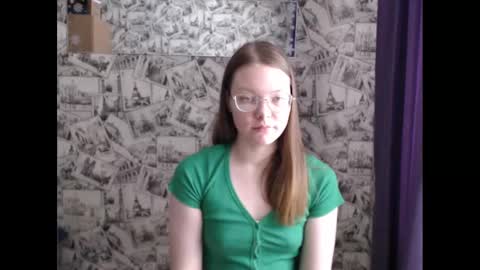 Snapshot of honey_mood chatting on February 4, 10:10 am Lina online show from February 4, 10:10 am