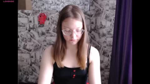 Snapshot of honey_mood chatting on December 16, 9:35 am Lina online show from December 16, 9:35 am