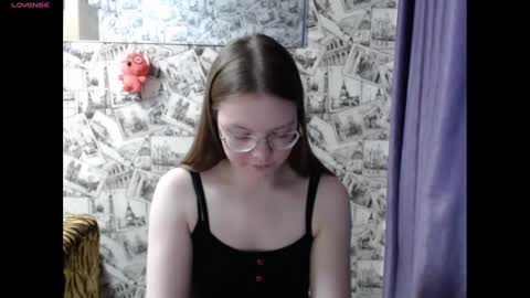 Snapshot of honey_mood chatting on December 22, 11:00 am Lina online show from December 22, 11:00 am