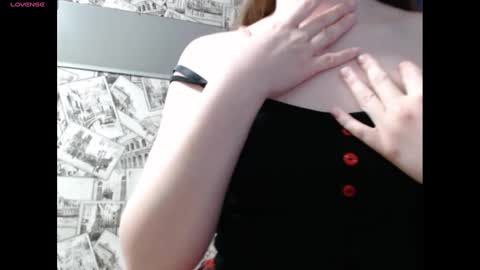 Snapshot of honey_mood chatting on December 28, 12:35 pm Lina online show from December 28, 12:35 pm