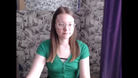 Snapshot of honey_mood chatting on February 15, 9:38 am Lina online show from February 15, 9:38 am