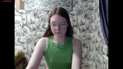 Snapshot of honey_mood chatting on January 17, 11:49 am Lina online show from January 17, 11:49 am