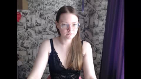 Snapshot of honey_mood chatting on September 15, 9:28 am Lina online show from September 15, 9:28 am