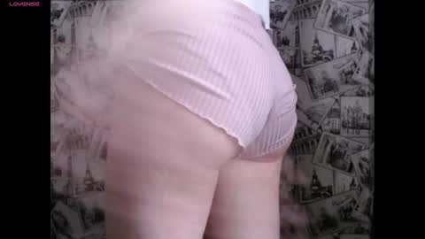 Snapshot of honey_mood chatting on January 2, 7:01 am Lina online show from January 2, 7:01 am