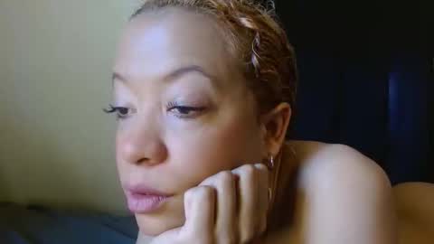 honeygoldenbaddie24 online show from February 28, 7:46 pm