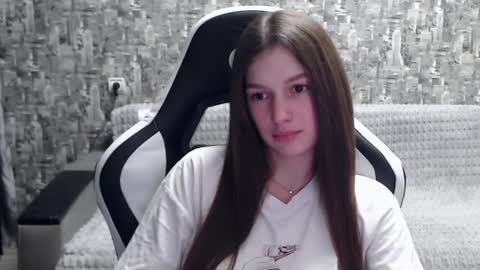 Snapshot of honeyynancyy chatting on December 5, 1:28 pm Nancy online show from December 5, 1:28 pm