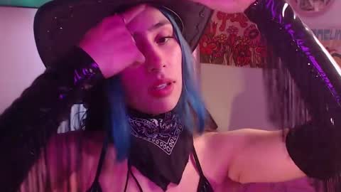 Snapshot of honeyypeaach chatting on December 9, 9:27 pm    online show from December 9, 9:27 pm