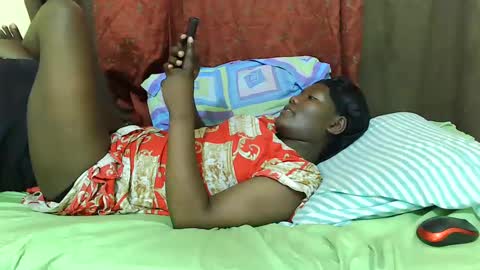 Snapshot of hot_darling95 chatting on February 14, 7:17 am Milly online show from February 14, 7:17 am