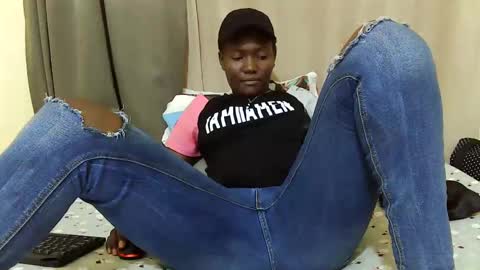 Snapshot of hot_darling95 chatting on February 21, 7:01 am Milly online show from February 21, 7:01 am