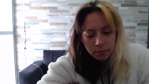 Mia online show from October 4, 1:50 pm