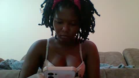 Snapshot of hotbabbee chatting on February 14, 4:37 am love online show from February 14, 4:37 am