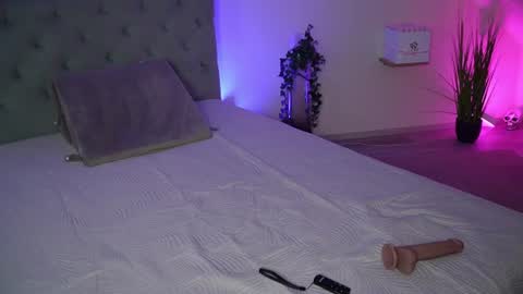 hotmilfbitch online show from July 21, 11:49 pm