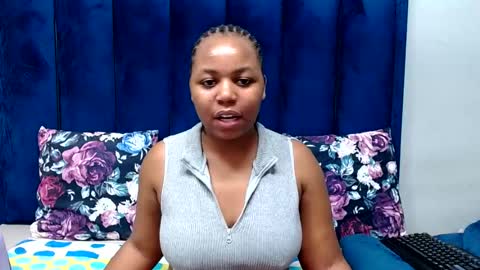 hotsmalltitsx online show from June 17, 7:04 pm
