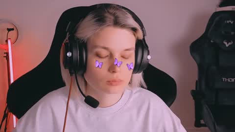 Nessie and Jessie online show from December 3, 5:12 pm