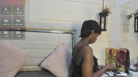 Snapshot of huddah_cam chatting on December 4, 11:30 am huddah online show from December 4, 11:30 am