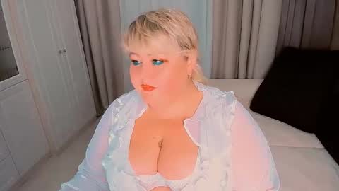 Snapshot of huge_booobs chatting on September 17, 6:50 pm milli online show from September 17, 6:50 pm
