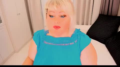 Snapshot of huge_booobs chatting on September 23, 7:01 pm milli online show from September 23, 7:01 pm