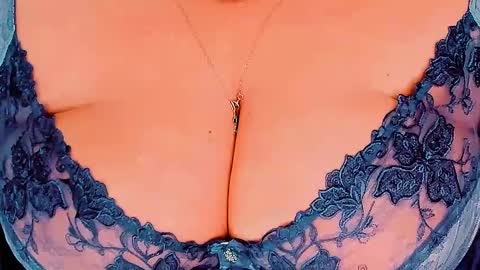 Snapshot of huge_booobs chatting on February 12, 6:40 pm milli online show from February 12, 6:40 pm