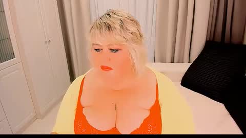 Snapshot of huge_booobs chatting on September 22, 6:39 pm milli online show from September 22, 6:39 pm