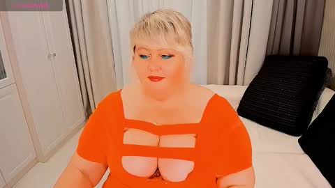 Snapshot of huge_booobs chatting on October 8, 4:00 pm milli online show from October 8, 4:00 pm