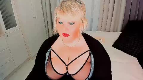 Snapshot of huge_booobs chatting on February 25, 7:16 pm milli online show from February 25, 7:16 pm