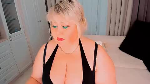 Snapshot of huge_booobs chatting on February 1, 2:34 pm milli online show from February 1, 2:34 pm