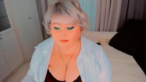 Snapshot of huge_booobs chatting on January 6, 12:57 pm milli online show from January 6, 12:57 pm