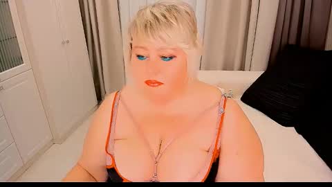 Snapshot of huge_booobs chatting on September 29, 6:35 pm milli online show from September 29, 6:35 pm