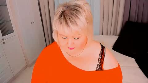 Snapshot of huge_booobs chatting on February 2, 2:24 pm milli online show from February 2, 2:24 pm