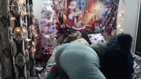 Snapshot of hugeassdevil chatting on December 28, 5:02 am hugeassdevil online show from December 28, 5:02 am