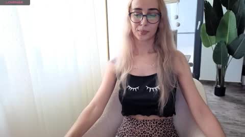 Snapshot of hypefoxxx chatting on October 5, 7:35 am Emma Ava online show from October 5, 7:35 am