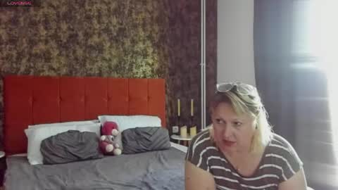 I amVeronicle online show from May 26, 10:47 am