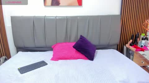 Isabella online show from July 24, 1:20 pm