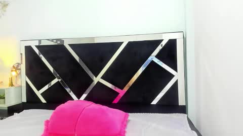 Snapshot of iisabella_noa chatting on September 15, 12:35 pm Isabella online show from September 15, 12:35 pm