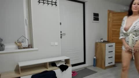 Della online show from October 24, 5:31 pm