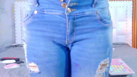 LITTLE AINHOA  online show from November 21, 8:33 pm