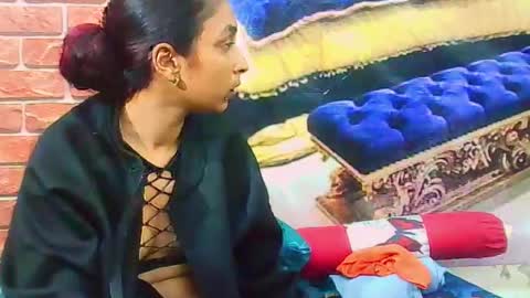 indiansexybutt4u2luv online show from June 16, 8:04 am