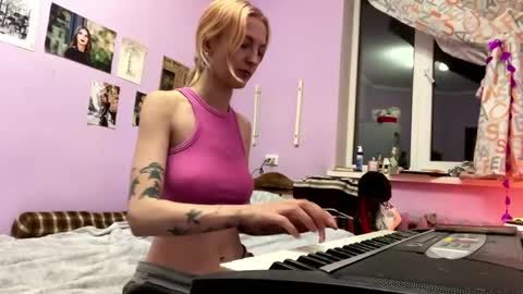 ingridmayer online show from May 25, 9:25 pm