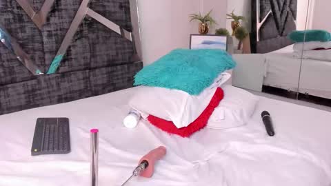 oIssaJonneso online show from February 7, 4:33 pm