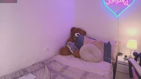 Snapshot of isabel_roux chatting on October 10, 10:36 pm Isabel online show from October 10, 10:36 pm