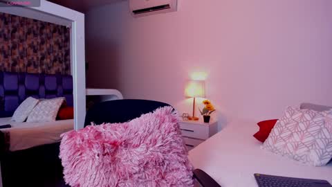 Isabela Angell  online show from February 1, 11:58 pm