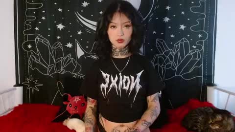 Snapshot of isabella__dark chatting on October 17, 9:51 pm online show from October 17, 9:51 pm