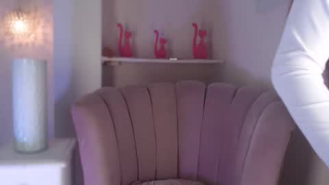 Isa  online show from November 7, 4:01 pm