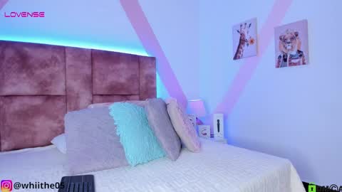 Snapshot of isabella_whiite chatting on February 16, 12:43 pm Isabella White online show from February 16, 12:43 pm