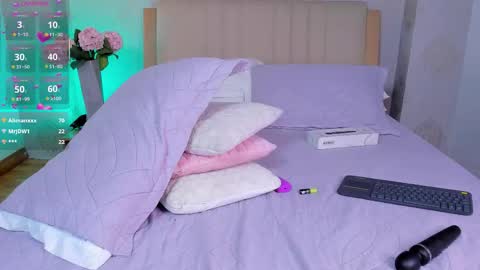 Snapshot of isabella_winkler chatting on September 28, 4:56 pm isabella_winkler online show from September 28, 4:56 pm