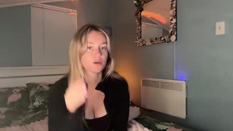 isabellesings online show from May 8, 2:37 am