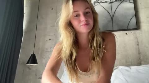 isabellesings online show from March 3, 2:28 am