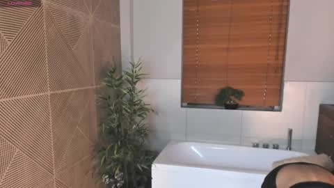 I S A  S AN D E R S  online show from October 19, 7:49 pm