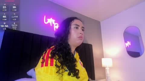 Isabela Isa for lovers online show from June 8, 10:20 pm